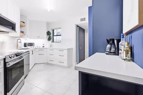 5800 Camino Del Sol #106, Boca Raton, FL 33433