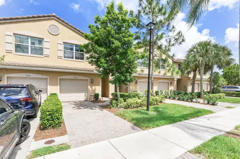 5978 Monterra Club Dr, Lake Worth, FL 33463