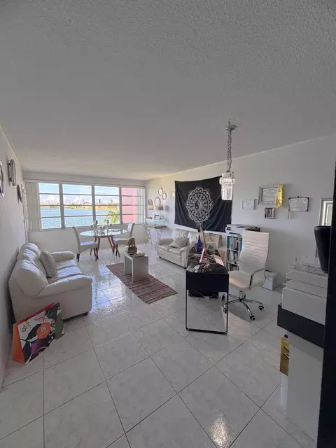 18555 NE 14th Ave #612, Miami, FL 33179