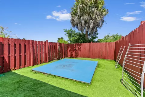 7904 SW 8th St, North Lauderdale, FL 33068