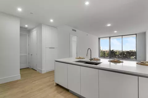 220 Lake Shore Dr #815, West Palm Beach, FL 33403