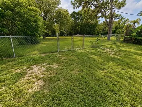 Exterior - 6518 SE Held Ct, Stuart, FL 34997 photo 7 of 8