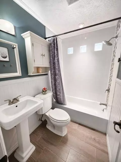 Bath - 6518 SE Held Ct, Stuart, FL 34997 photo 3 of 3