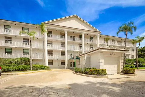 3526 Whitehall Dr #302, West Palm Beach, FL 33401