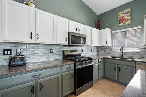 Kitchen - 2480 SE Springtree Pl, Stuart, FL 34997 photo 3 of 4