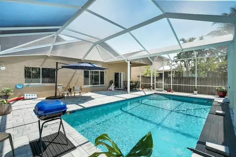 Exterior - 2480 SE Springtree Pl, Stuart, FL 34997 photo 4 of 8