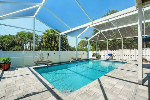 Exterior - 2480 SE Springtree Pl, Stuart, FL 34997 photo 5 of 8