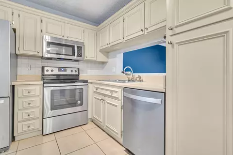 5510 Lakeside Dr #202, Margate, FL 33063