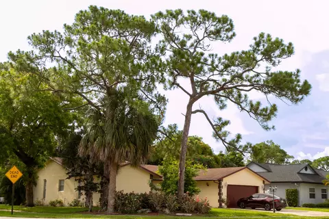 5122 Ouachita Dr, Lake Worth, FL 33467