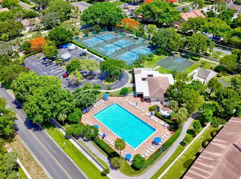 507 Gardens Dr #203, Pompano Beach, FL 33069