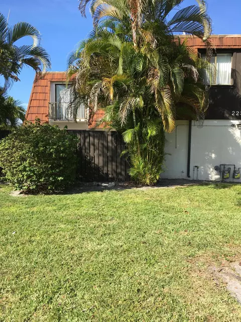 2233 White Pine Cir #D, Greenacres, FL 33415