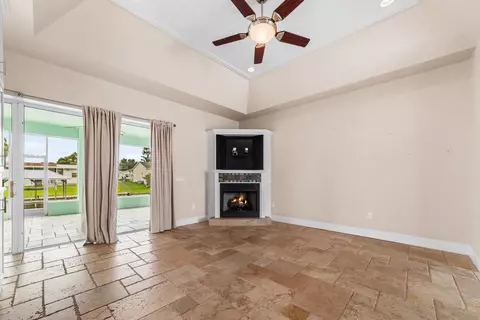 Living - 2406 SE 31st St SE, Okeechobee, FL 34974 photo 2 of 5