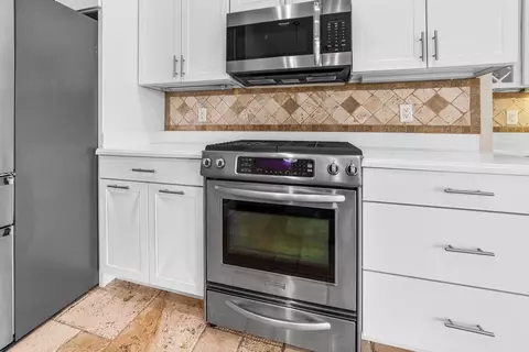 Kitchen - 2406 SE 31st St SE, Okeechobee, FL 34974 photo 4 of 8