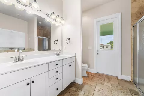 Bath - 2406 SE 31st St SE, Okeechobee, FL 34974 photo 2 of 5