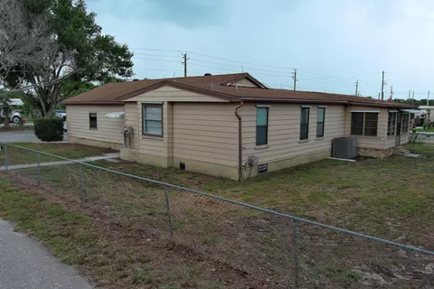 1013 9th St, Okeechobee, FL 34974 photo 2
