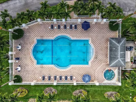 32 Lisa Ln, Greenacres, FL 33463