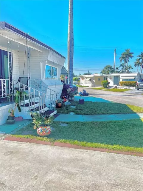 8564 SW 15th Ct, Davie, FL 33324 photo 3