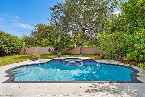 10749 Nashville Dr, Hollywood, FL 33026