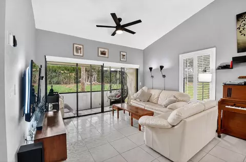 14 Via De Casas #104, Boynton Beach, FL 33426
