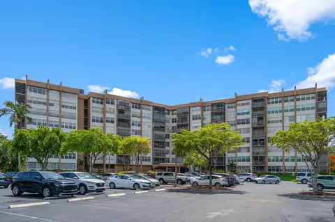 900 Saint Charles Pl #221, Pembroke Pines, FL 33026