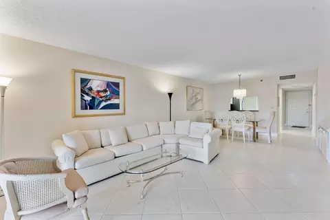 7260 Kinghurst Dr #205, Delray Beach, FL 33446