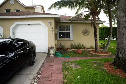 201 Maplewood Dr #201, Greenacres, FL 33415