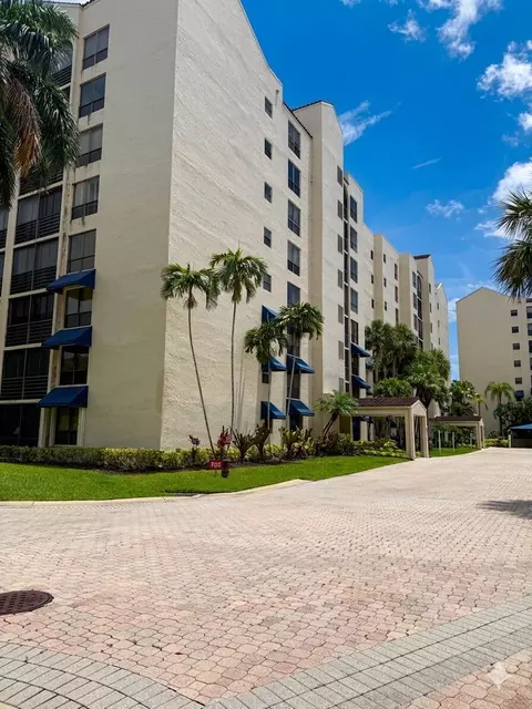 7564 Regency Lake Dr #202, Boca Raton, FL 33433