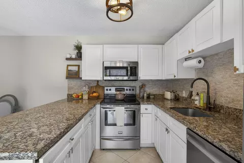 121 1st Ter, Palm Beach Gardens, FL 33418