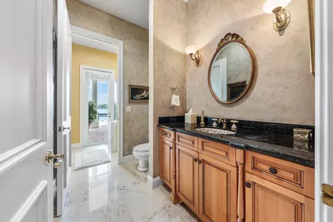 Bath - 47 River Dr, Tequesta, FL 33469 photo 4 of 7