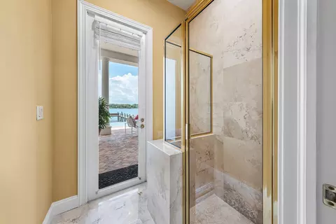 Bath - 47 River Dr, Tequesta, FL 33469 photo 5 of 7