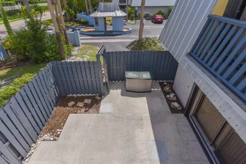 Exterior - 3802 SE Jefferson St, Stuart, FL 34997 photo 3 of 6