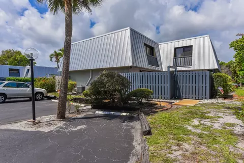 Exterior - 3802 SE Jefferson St, Stuart, FL 34997 photo 4 of 6