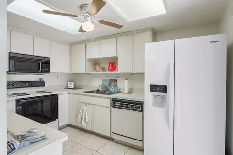 Kitchen - 3802 SE Jefferson St, Stuart, FL 34997 photo 3 of 3