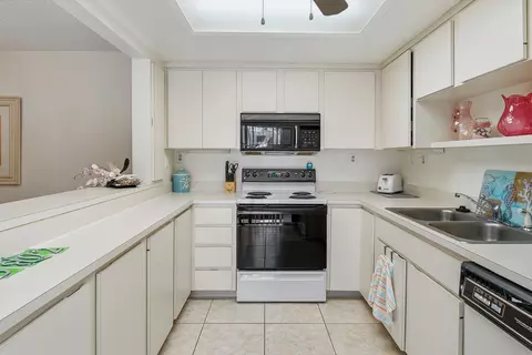 Kitchen - 3802 SE Jefferson St, Stuart, FL 34997 photo 2 of 3