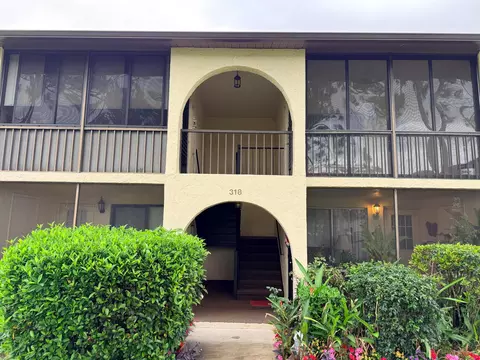318 Knotty Pine Cir #D-2, Greenacres, FL 33463