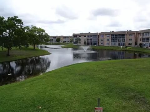 9261 Sunrise Lakes Blvd #210, Fort Lauderdale, FL 33322