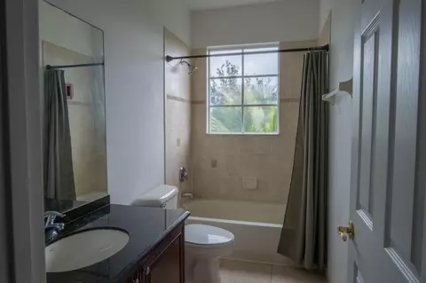 Bath - 103 E Thatch Palm Cir, Jupiter, FL 33458 photo 2 of 2