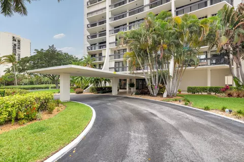 2000 Presidential Way #206, West Palm Beach, FL 33401