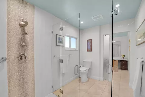 Bath - 1019 E Cypress Dr, Pompano Beach, FL 33069 photo 6 of 9