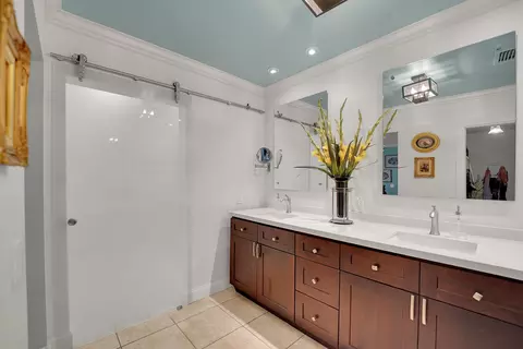 Bath - 1019 E Cypress Dr, Pompano Beach, FL 33069 photo 3 of 9