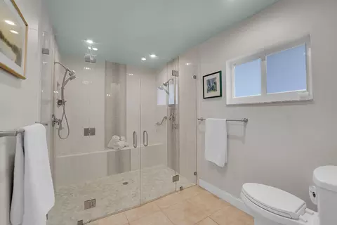 Bath - 1019 E Cypress Dr, Pompano Beach, FL 33069 photo 4 of 9