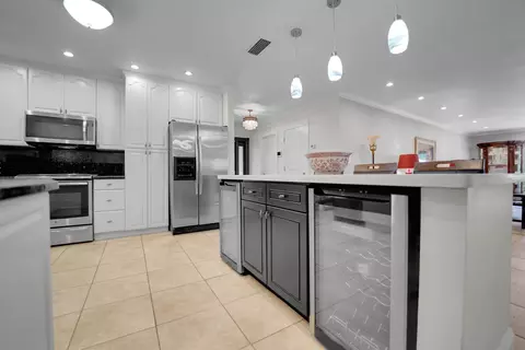 Kitchen - 1019 E Cypress Dr, Pompano Beach, FL 33069 photo 7 of 15