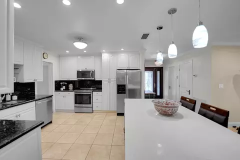 Kitchen - 1019 E Cypress Dr, Pompano Beach, FL 33069 photo 6 of 15