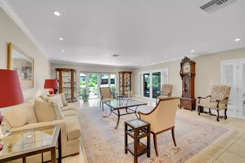 Living - 1019 E Cypress Dr, Pompano Beach, FL 33069 photo 2 of 4