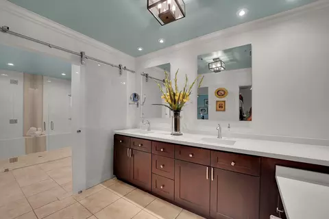 Bath - 1019 E Cypress Dr, Pompano Beach, FL 33069 photo 8 of 9