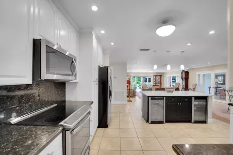 Kitchen - 1019 E Cypress Dr, Pompano Beach, FL 33069 photo 10 of 15