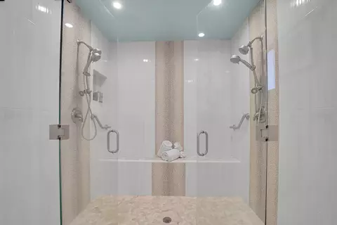 Bath - 1019 E Cypress Dr, Pompano Beach, FL 33069 photo 5 of 9