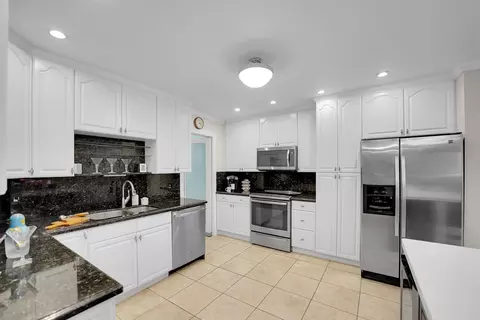 Kitchen - 1019 E Cypress Dr, Pompano Beach, FL 33069 photo 8 of 15
