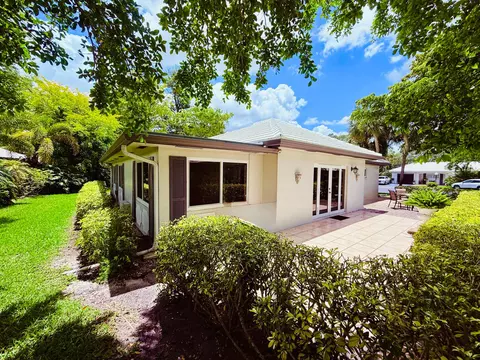 Exterior - 1019 E Cypress Dr, Pompano Beach, FL 33069 photo 6 of 9