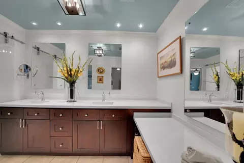 Bath - 1019 E Cypress Dr, Pompano Beach, FL 33069 photo 7 of 9